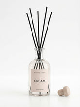 Raumdiffuser Cream 250 ml – Pudriger Raumduft mit Zitrus, Rose, Maiglöckchen & Moschus – Duftstäbchen für Wohnzimmer, Bad & Schlafzimmer – Made in EU