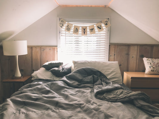 Stilvolle Schlafzimmergestaltung: Kissen und Tagesdecke für dein Schlafzimmer