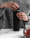 tee-flasche-kanne-bohoria-in-gebrauch-deckel