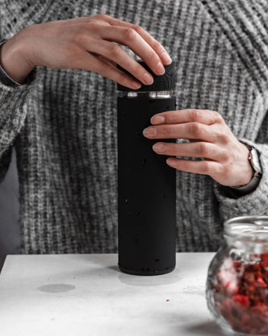tee-flasche-kanne-bohoria-in-gebrauch-deckel