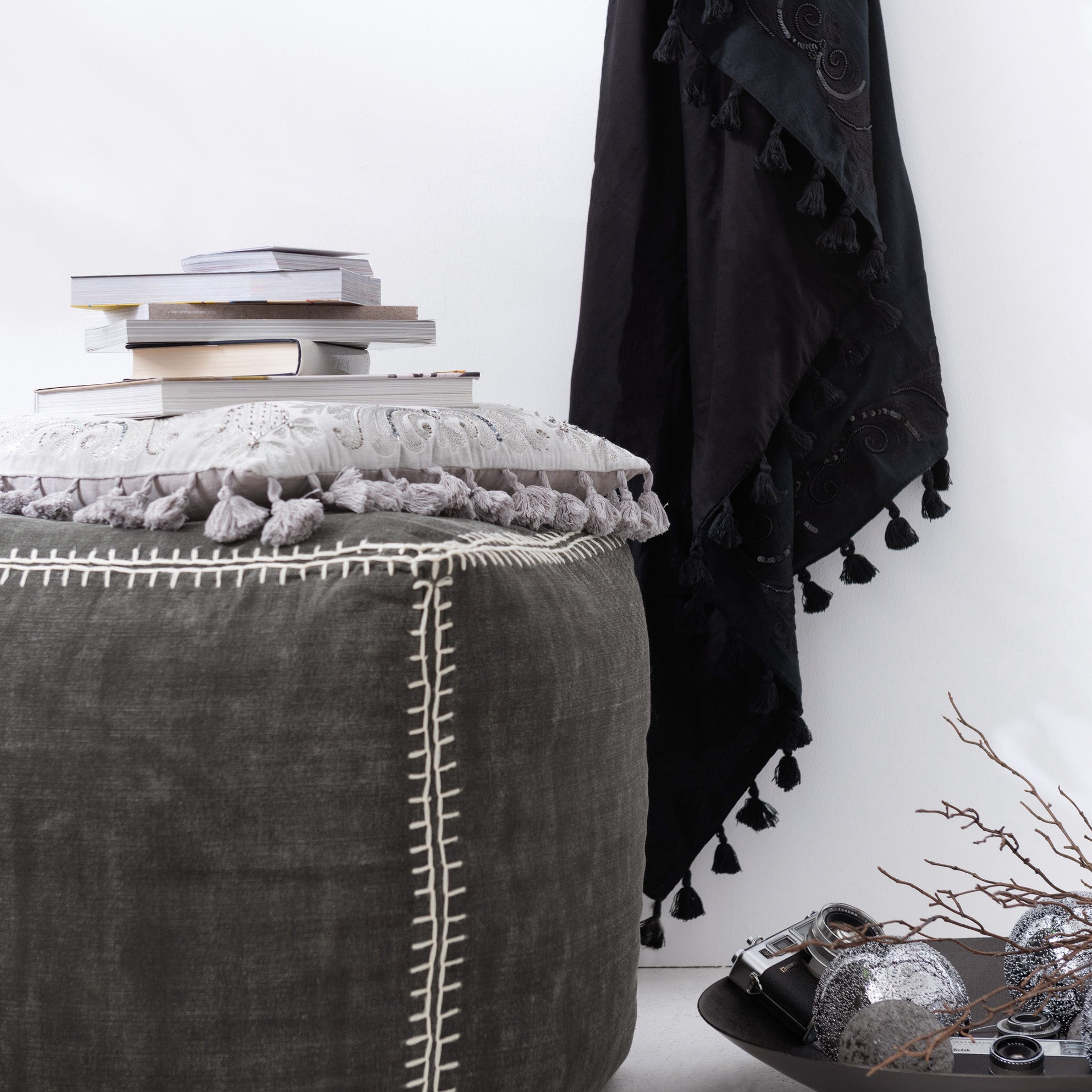 kissen-marokkanisch-quasten-samt-grau
