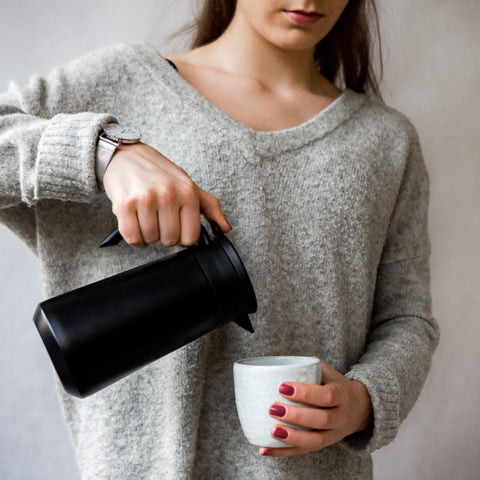 kanne-bohoria-black-hand-schenkt-ein-liter